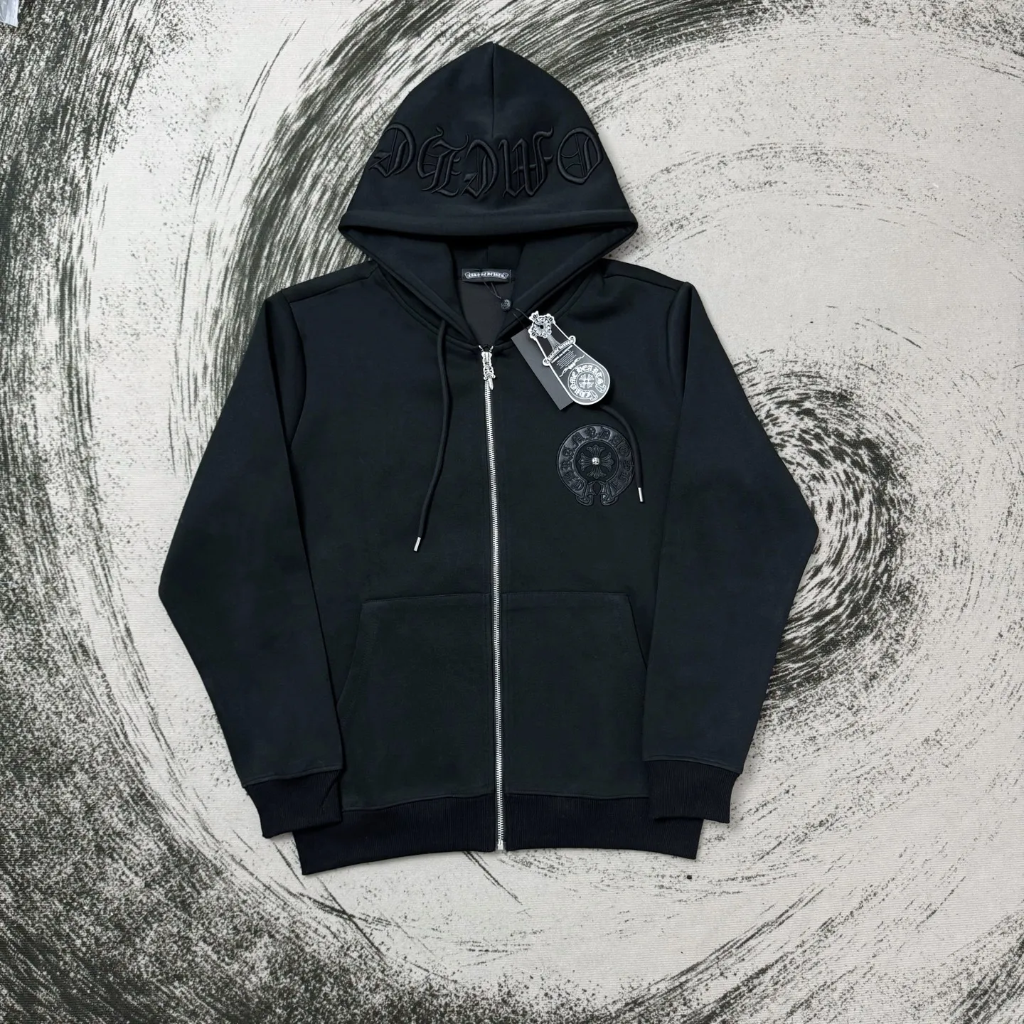 P330 Chrome Heart patchwork leather rivet heavy embroidery hooded jacket ChromeHearts counter same style Hat thousands of needles heavy embroidery letters Original custom hardware zippers The details are restored in place Very textured on the handle Three-dimensional and atmospheric Versatile and easy to wear in autumn Simple and elegant Using the os version The upper body effect is great Suitable for all body types Soft and comfortable Front CH Sanskrit embroidered letters ➕ Back horseshoe Sanskrit large leather label Small mark on the hem Machine washable No fading, no deformation, complete accessories, original mold opening, perfect restoration of zp 2:1, same style for men and women, versatile and easy to match, size s m l xl color black
